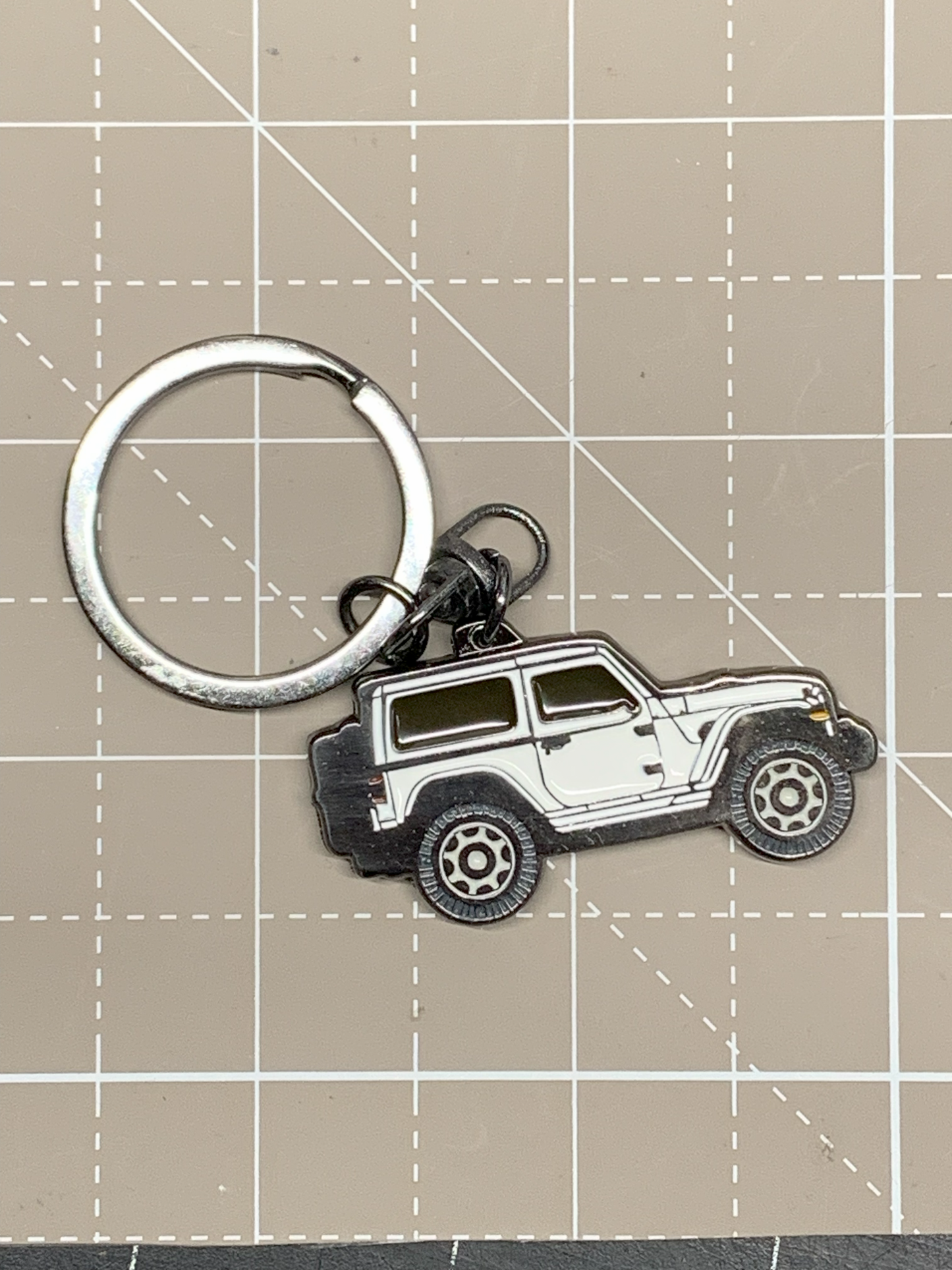 Llavero apto para Jeep Wrangler JL de 2 puertas y 4 puertas con imagen esmaltada en ambos lados
