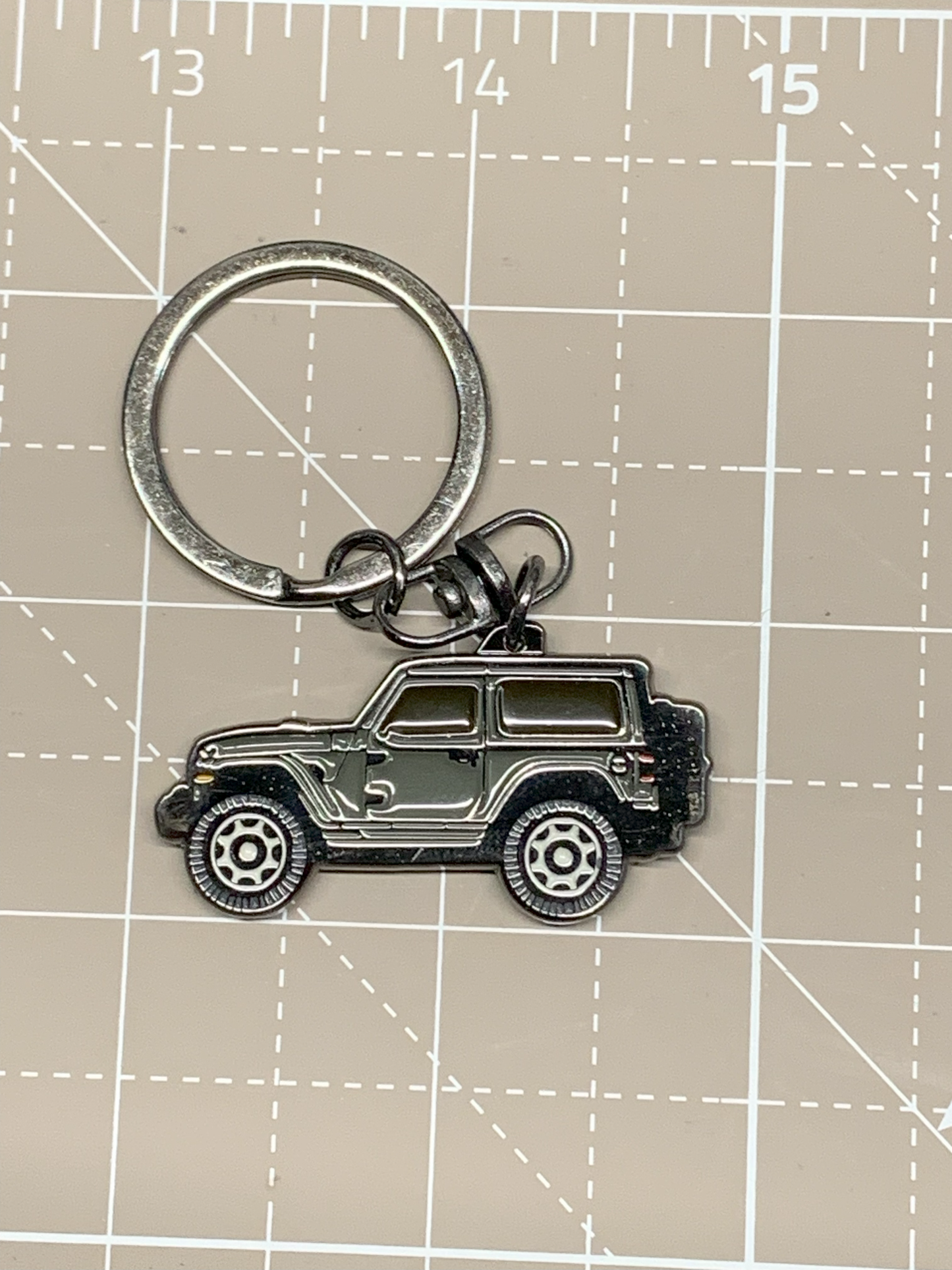 Llavero apto para Jeep Wrangler JL de 2 puertas y 4 puertas con imagen esmaltada en ambos lados