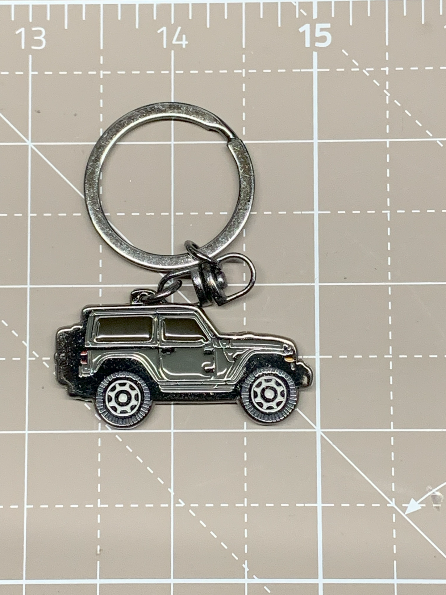 Llavero apto para Jeep Wrangler JL de 2 puertas y 4 puertas con imagen esmaltada en ambos lados
