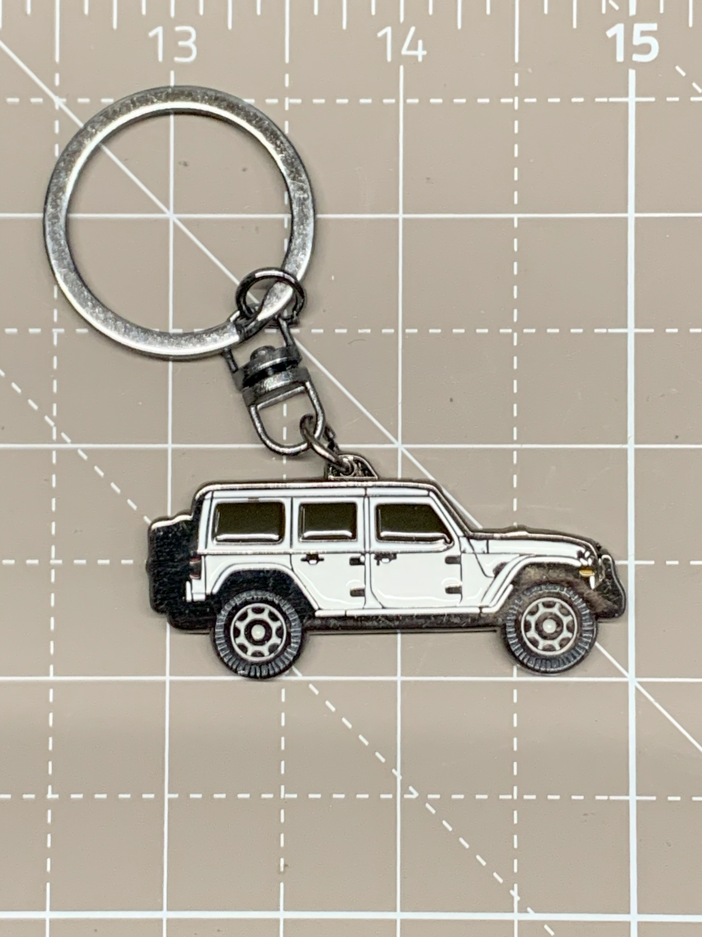 Llavero apto para Jeep Wrangler JL de 2 puertas y 4 puertas con imagen esmaltada en ambos lados