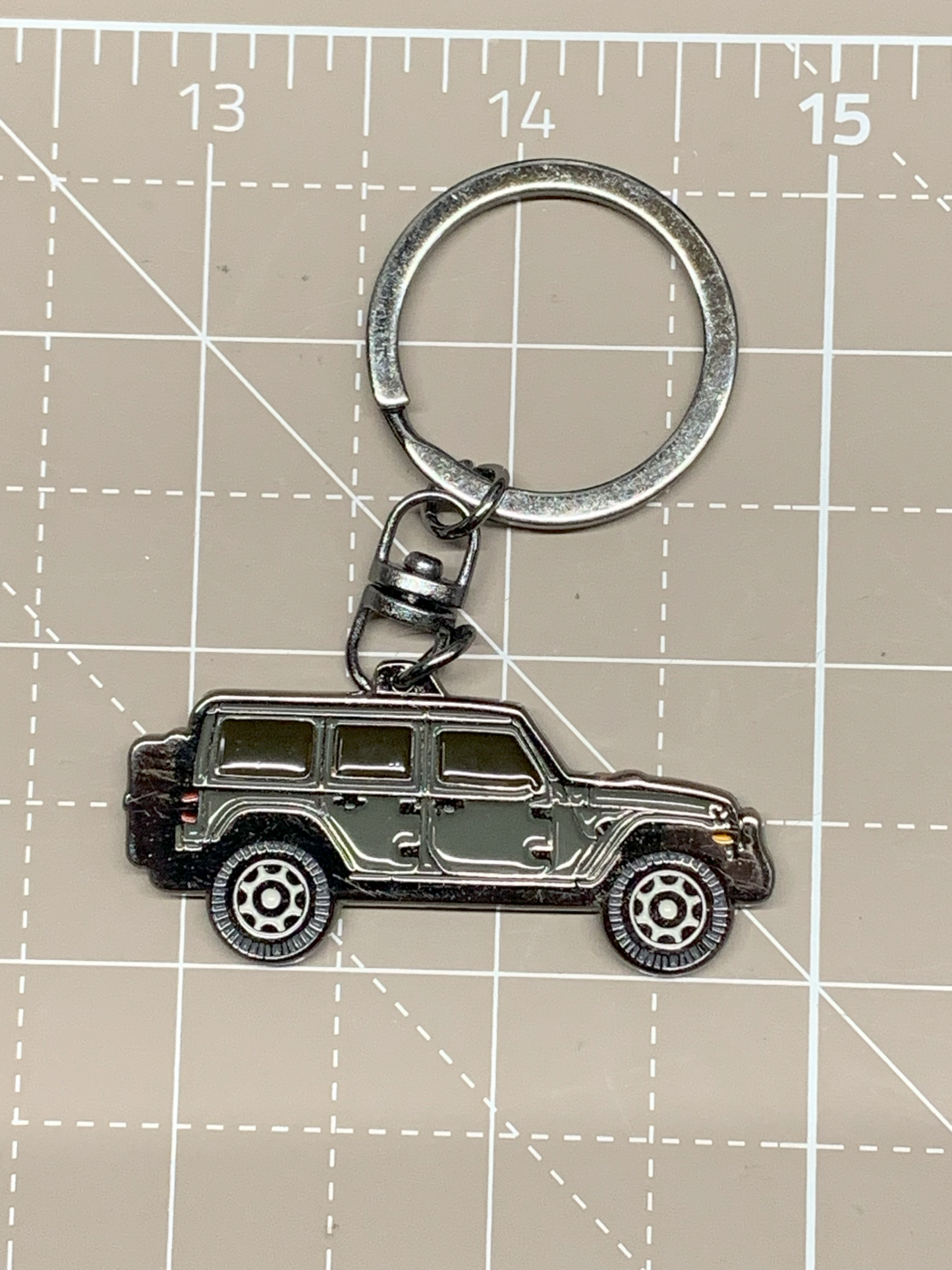 Llavero apto para Jeep Wrangler JL de 2 puertas y 4 puertas con imagen esmaltada en ambos lados