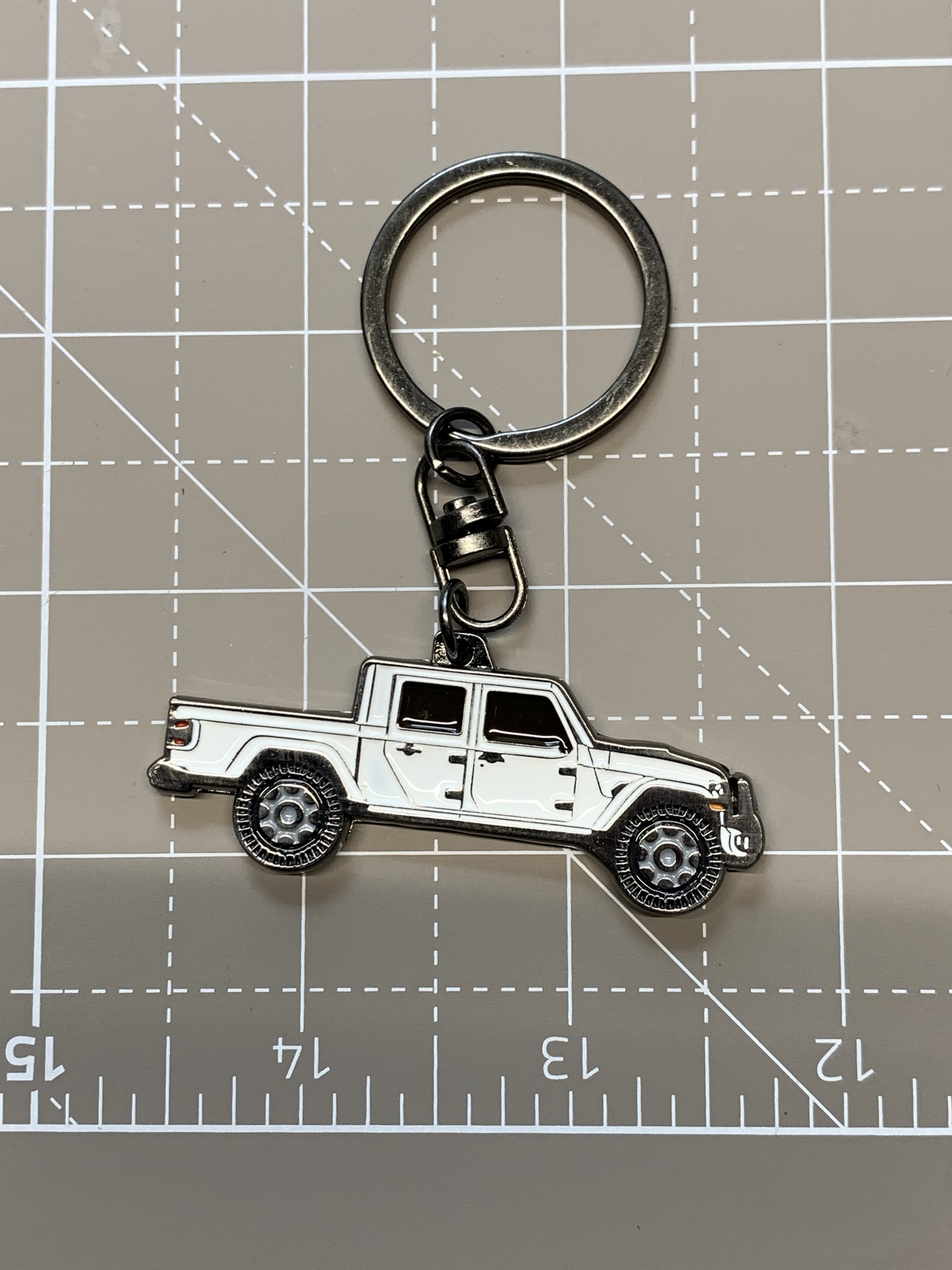 Imagen 3D de Santi's Caps en ambos lados, llavero de metal esmaltado apto para Jeep Gladiator JT