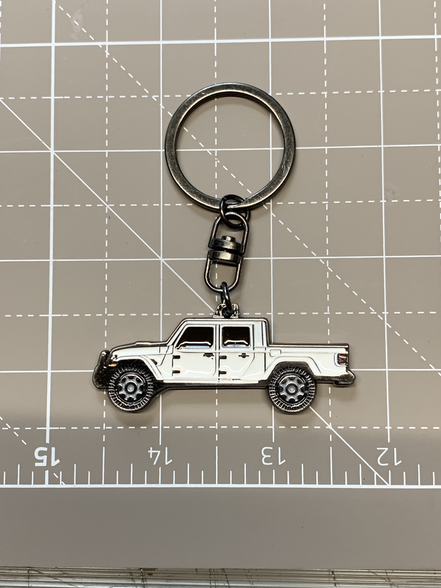 Imagen 3D de Santi's Caps en ambos lados, llavero de metal esmaltado apto para Jeep Gladiator JT