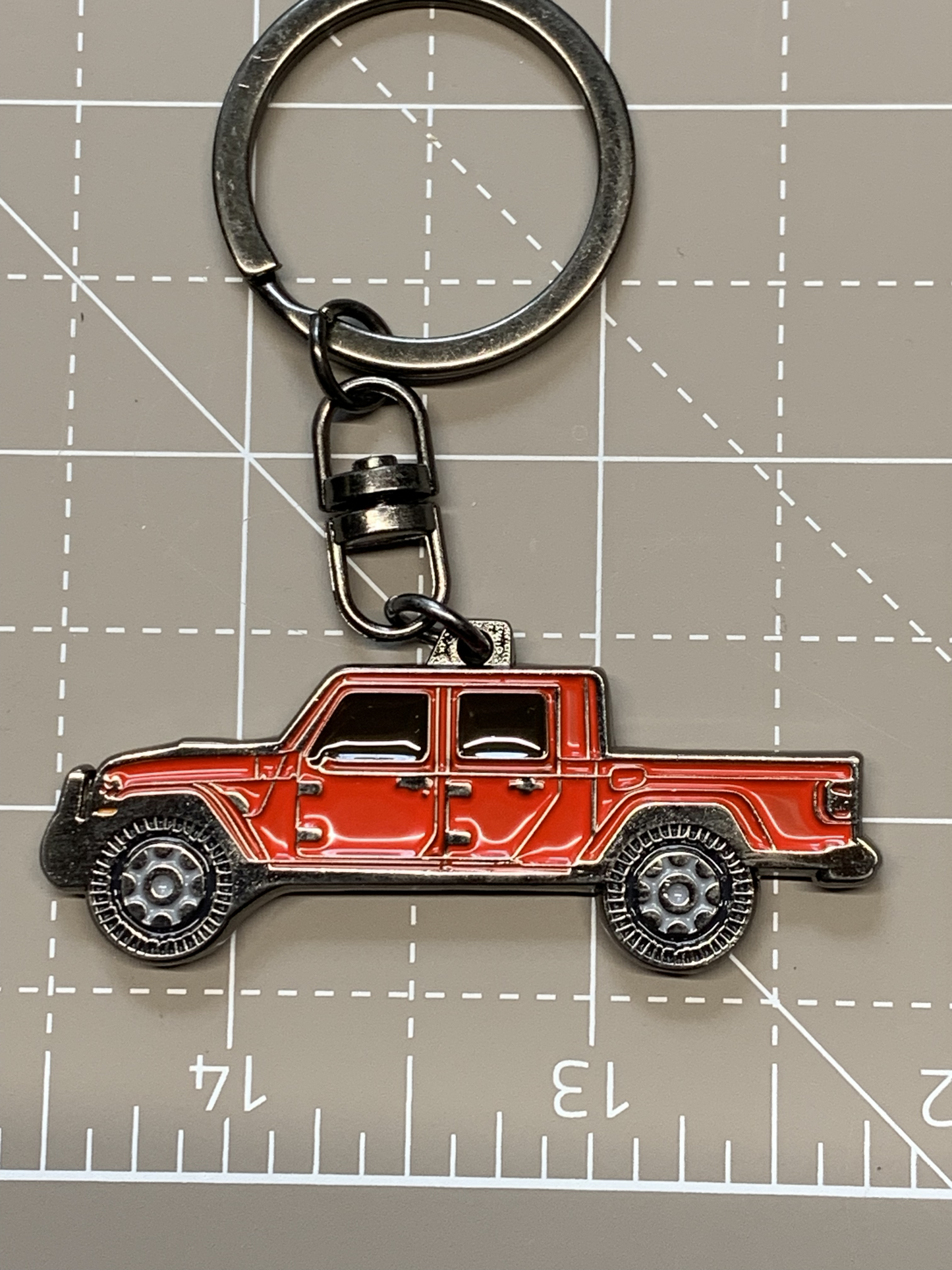 Imagen 3D de Santi's Caps en ambos lados, llavero de metal esmaltado apto para Jeep Gladiator JT