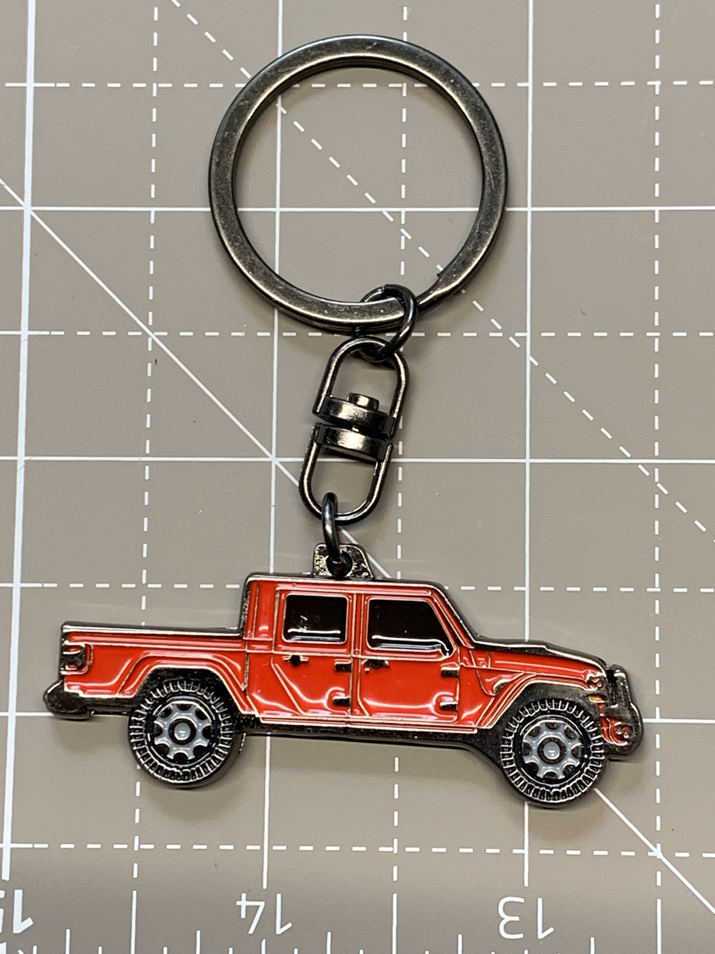 Imagen 3D de Santi's Caps en ambos lados, llavero de metal esmaltado apto para Jeep Gladiator JT