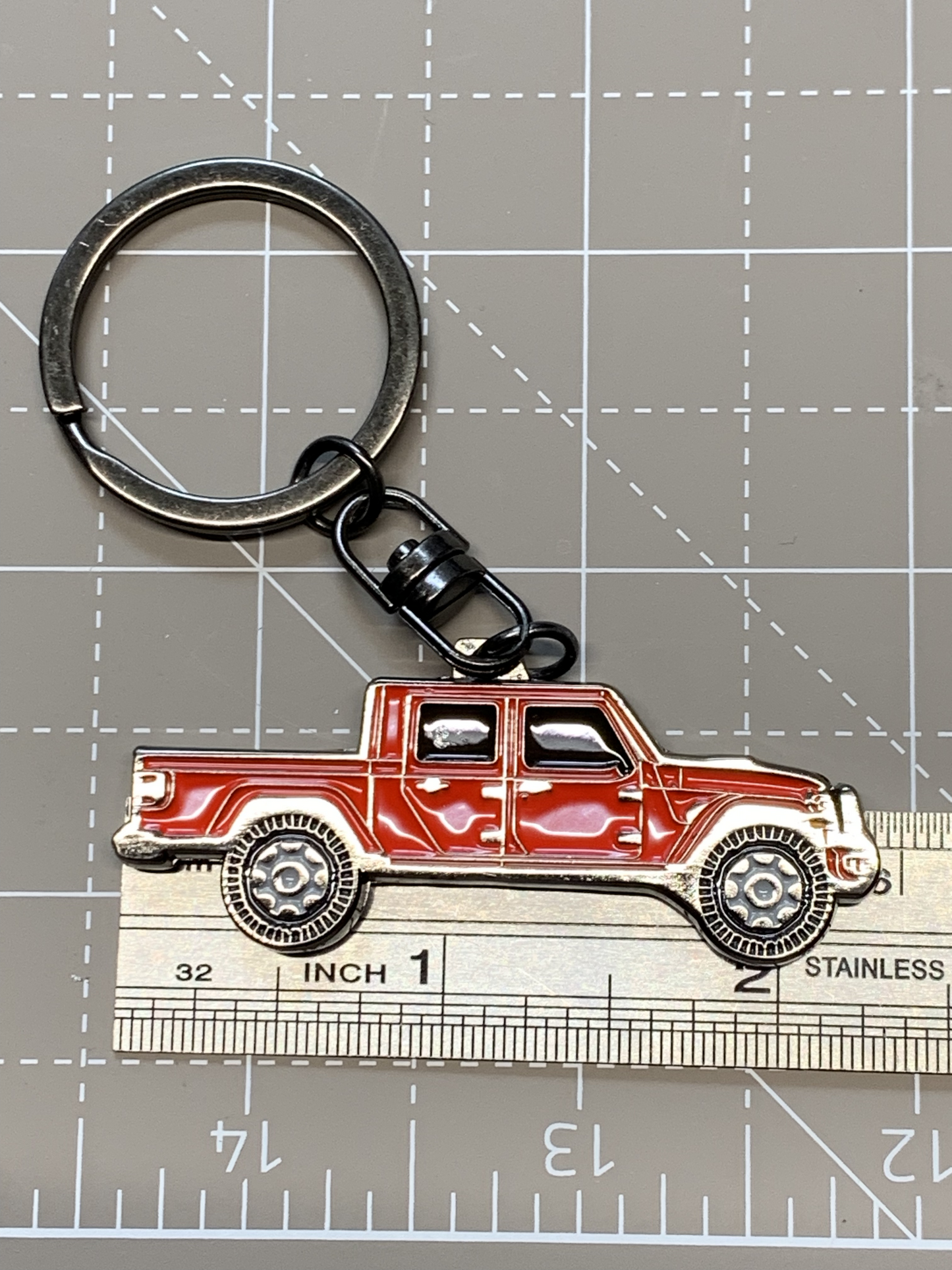 Imagen 3D de Santi's Caps en ambos lados, llavero de metal esmaltado apto para Jeep Gladiator JT