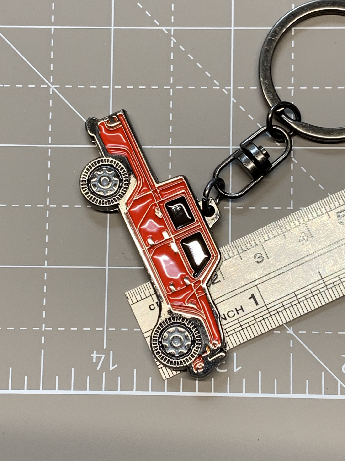 Imagen 3D de Santi's Caps en ambos lados, llavero de metal esmaltado apto para Jeep Gladiator JT