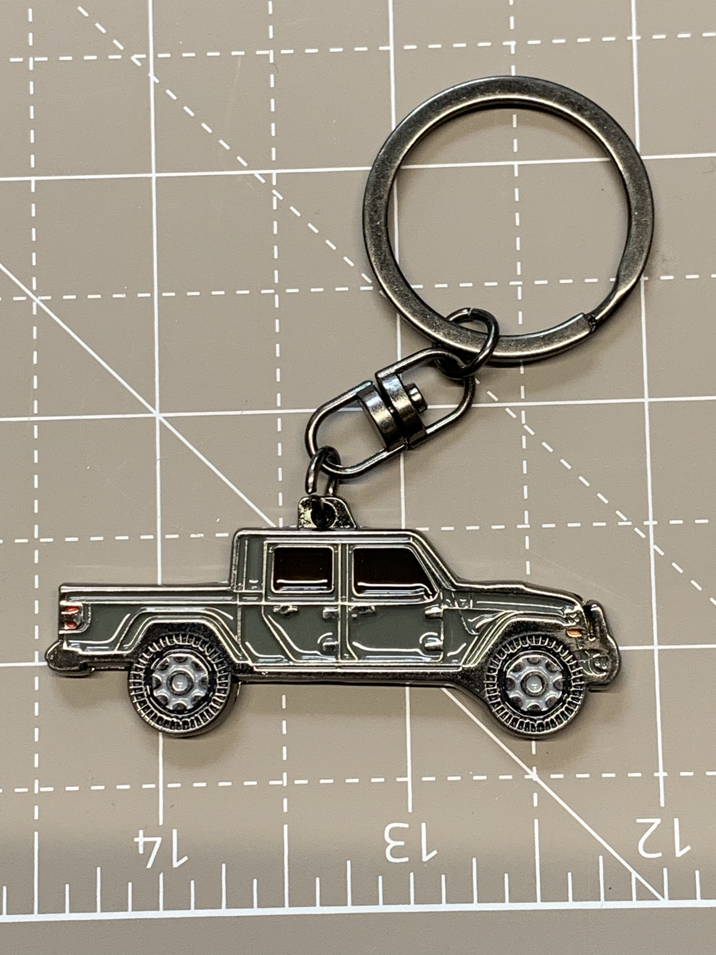 Imagen 3D de Santi's Caps en ambos lados, llavero de metal esmaltado apto para Jeep Gladiator JT