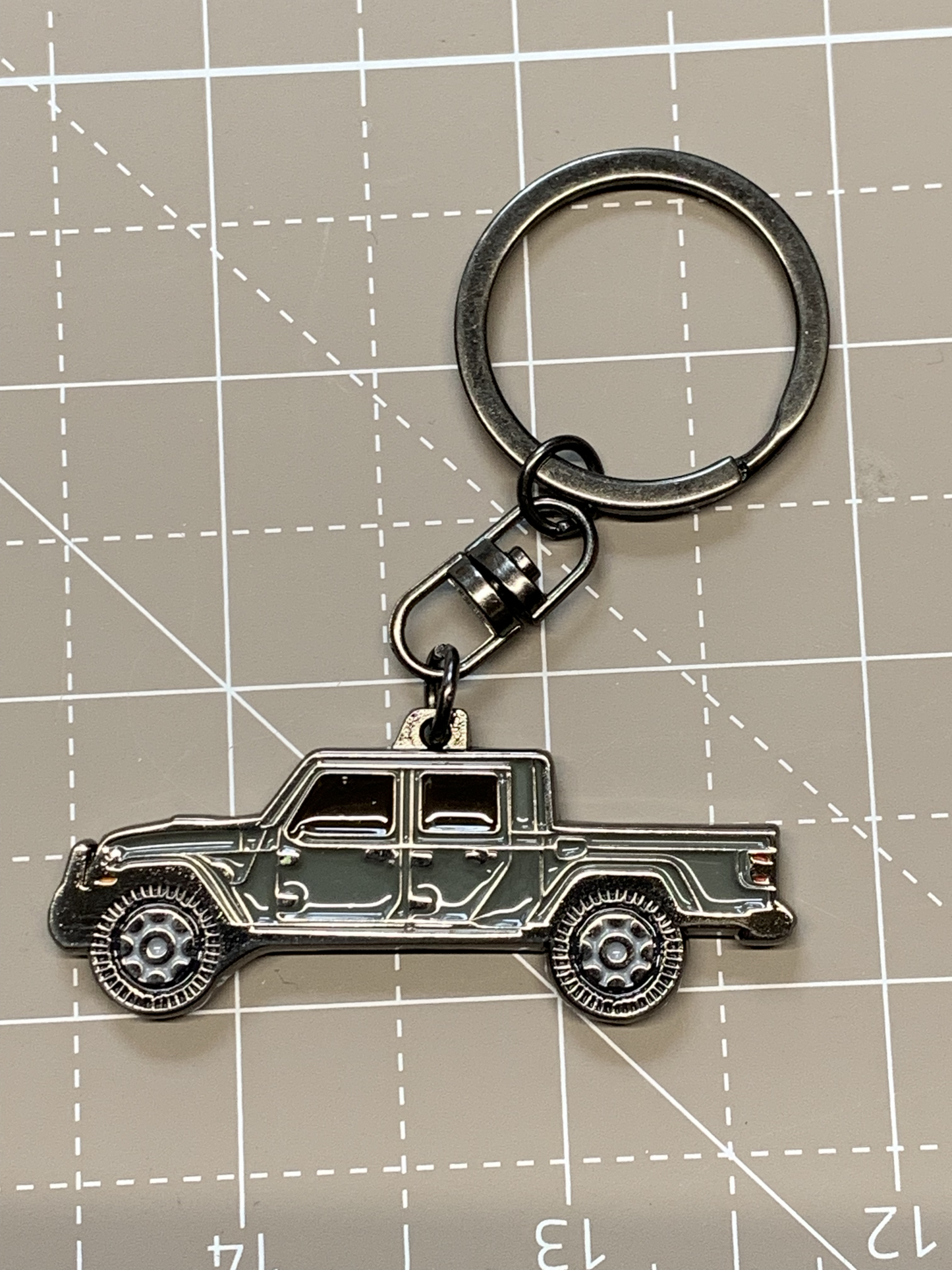 Imagen 3D de Santi's Caps en ambos lados, llavero de metal esmaltado apto para Jeep Gladiator JT